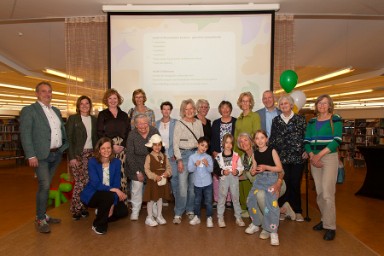 10 jaar voorleesexpress groepsfoto met vrijwilligers, kinderen, wethouders, directeur en projectleider