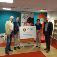Rotary Oegstgeest overhandigt cheque aan VoorleesExpress