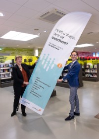 opening ido in bibliotheek Noordwijk met wethouder Roberto ter Hark en Machteld Spiekman van de Bibliotheek Bollenstreek
